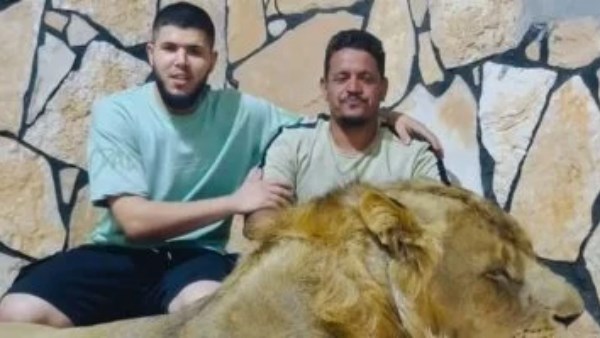 العامل المصري رفقة الليبي