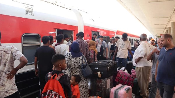 انطلاق قطار السودانيين من محطة مصر