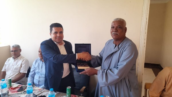 رئيس مدينة الطود يكرم عامل نظافة 
