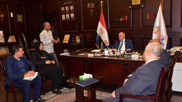 محافظ الأقصر يستقبل الأسر المتضررة من الحريق