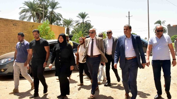 محافظ الأقصر يتفقد مشروع الصرف الصحي 