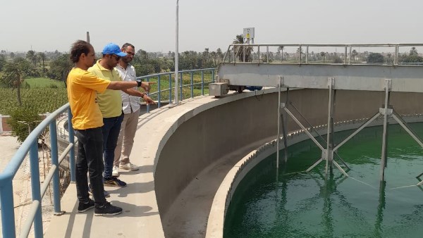 مدير فرع مياه ناصر اثناء تفقد محطة اشمنت الجديدة 
