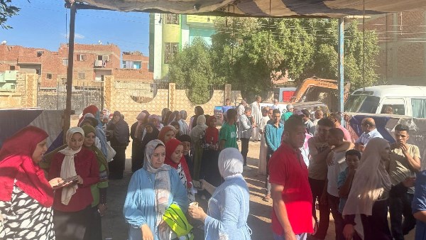 إقبال السيدات والرجال إقبال السيدات والرجال