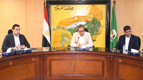 محافظ الفيوم ووفد مجلس الوزراء يتابعان معدلات تنفيذ مشروعات "حياة كريمة