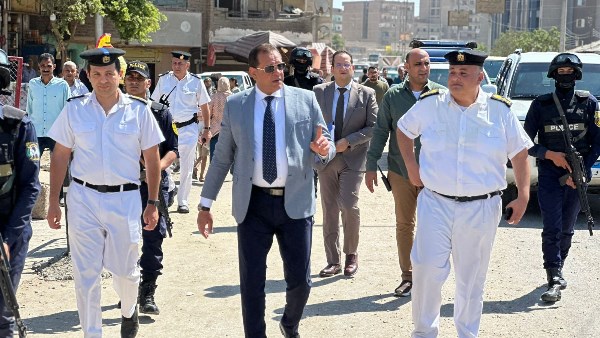 مدير أمن الفيوم يقود حملة لإزالة الإشغالات والتعديات بالحواتم
