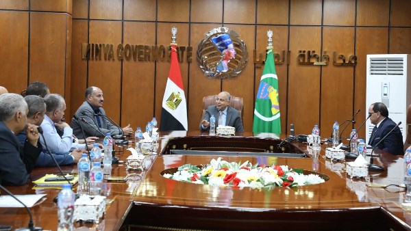 محافظ المنيا خلال اجتماع مديرى الإدارات التعليمية 