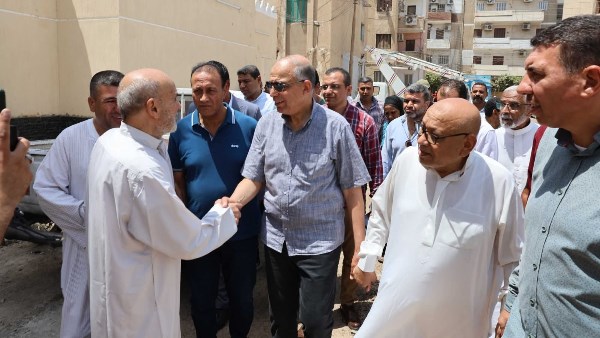 جولة ميدانية لمحافظ المنيا وسط الأهالي بعد تأدية صلاة الجمعة  