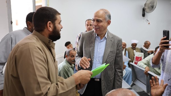 محافظ المنيا يستجيب لمواطن ويوقع له عقد تقنين أراضي أملاك دولة