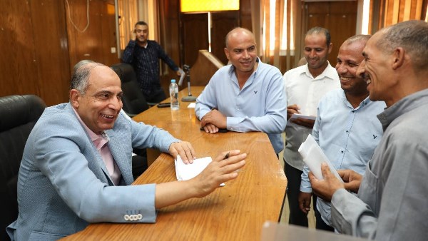 محافظ المنيا يستمع إلي شكاوى المواطنين
