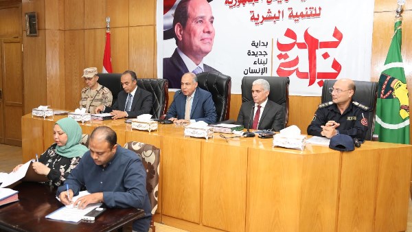 محافظ المنيا يناقش خطة التعليم لاستقبال العام الدراسي الجديد