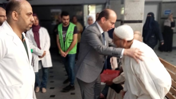 وكيل وزاره الصحه يقبل راس مسن بالدقهلية وكيل وزاره الصحه يقبل راس مسن بالدقهلية