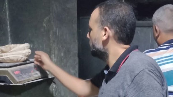 وزن رغيف الخبز بأحد المخابز 