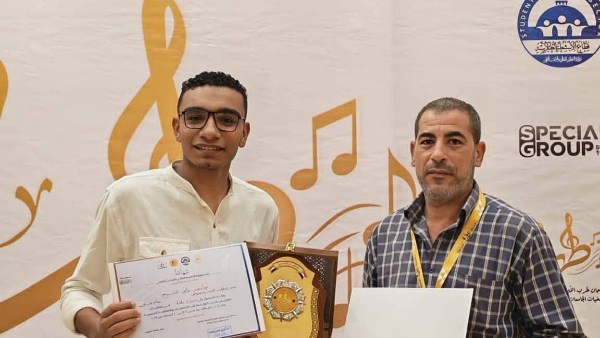 الطالب عبدالمطلب السيد  الفائز بمهرجان الموسيقى والغناء