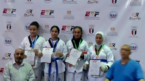 البطله نور مصطفي مع اللاعبين والمدربين 