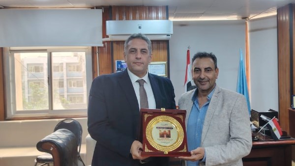 الدكتور محمد أبو السعد يكرم مدير إدارة المراجعه والحوكمه بكفرالشيخ 