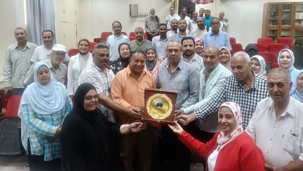 اثناء تكريم وكيل التربيه والتعليم في اخر يوم له بالسويس