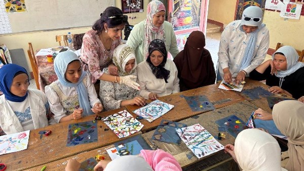 أثناء ورشة عمل فنيه بالمدرسه