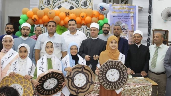 وكيلا الاوقاف بالسويس اثناء تكريم الفائزين في المسابقه القرآنية 
