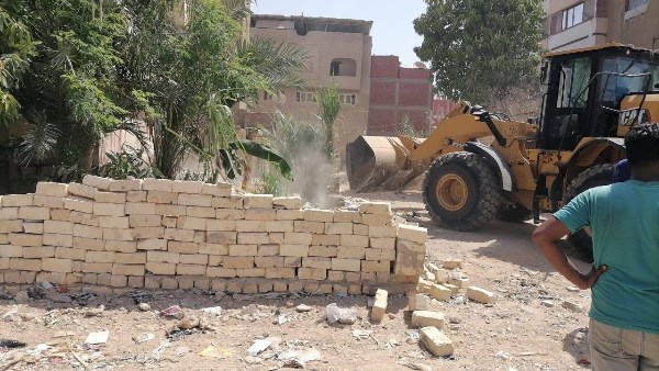 اثناء ازاله احدي المباني 