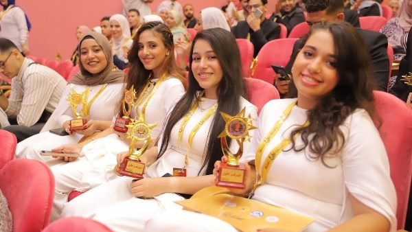 اثناء تكريم الفائزين في مهرجان طرب بجامعة السويس