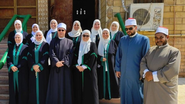 صورة تجمع وكيل الاوقاف بالسويس مع الواعظات اثناء القافله