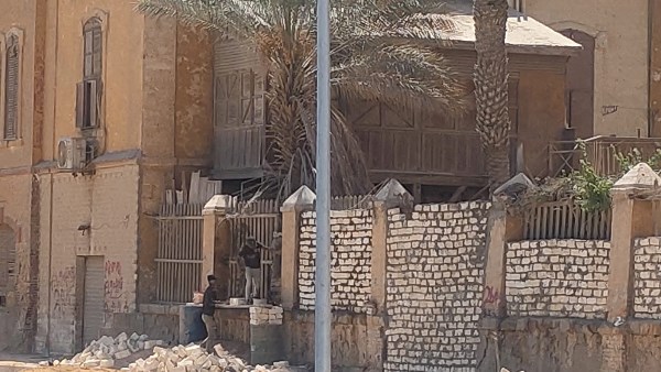 صورة لبيت المساجيري بعد بناء سور بالدبش