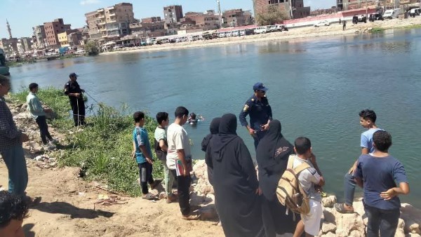 انتشال غريق من ترعه المحمودية بالبحيرة 