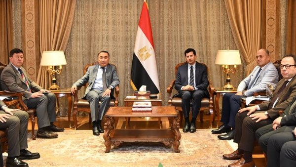 وزير الشباب والرياضة يلتقى سفير كازاخستان