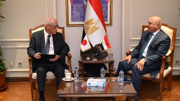 وزير النقل يستقبل السفير الياباني بالقاهرة