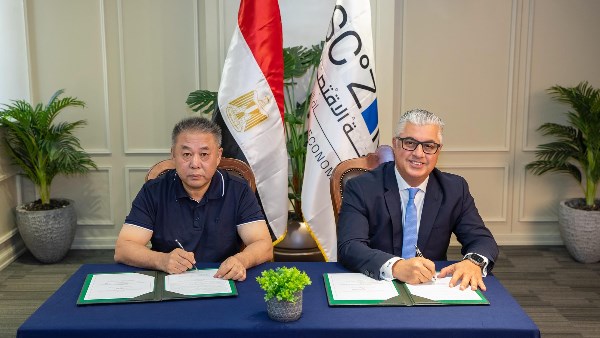 رئيس اقتصادية قناة السويس يوقع عقد إنشاء مصنع "تشانجتشو رامادا"