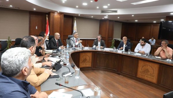 محافظ الجيزة يعقد اجتماعًا تنسيقيًا لمتابعة ملفات العمل الحيوية 