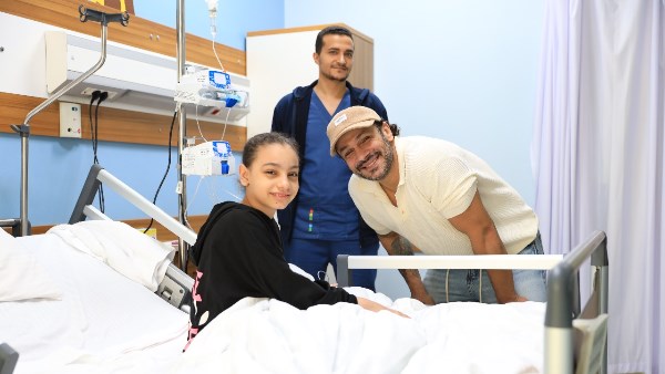 محمد عطية في زيارة إنسانية لمستشفى الناس.. ويشيد بمستوى الخدمات الطبية المجانية 