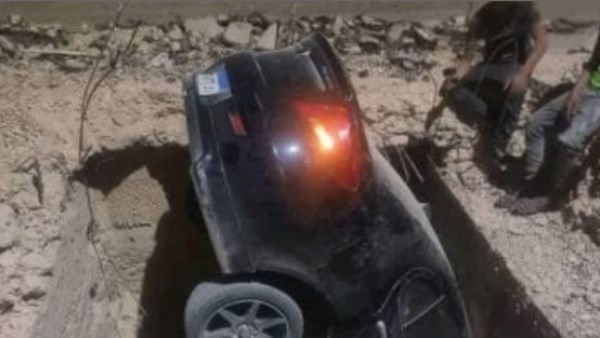 سقوط سيارة بداخلها رجل وزوجته في حفرة