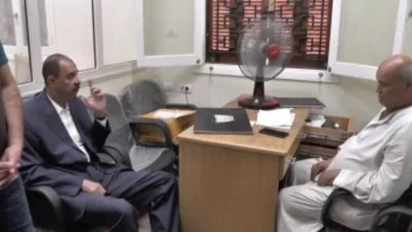 محافظ سوهاج يكتشف تغيب موظف وجلوس مواطن مكانه