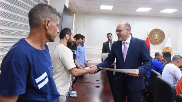 وزير العمل أثناء تسليم العقود
