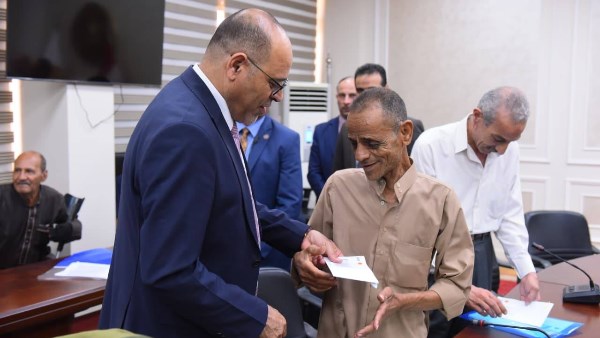 وزير العمل مع الناس