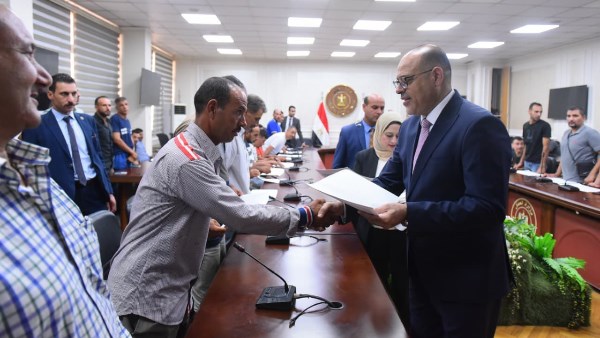 وزير العمل مع الناس