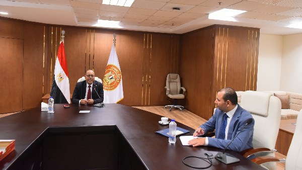 وزير العمل في الندوة