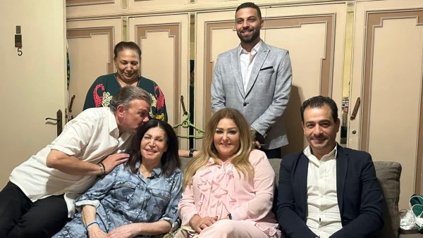 نجوى فؤاد مع وفد وزارة الثقافة والمهن التمثيلية 