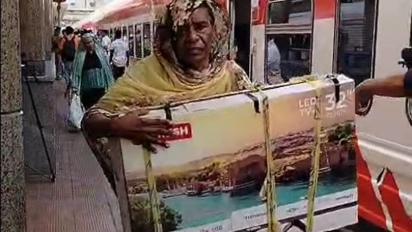 مشهد للسودانيين أثناء المغادرة