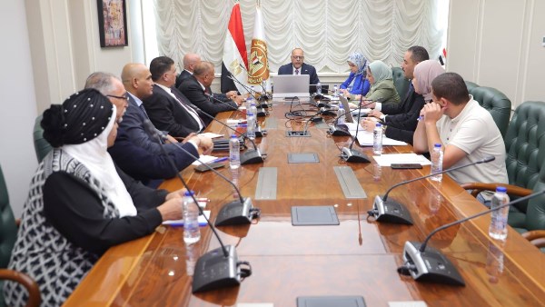وزير العمل مع الوفد