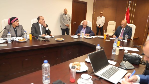 وزير العمل في الاجتماع