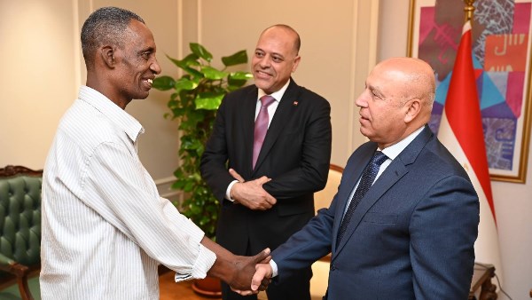وزيرا النقل والعمل يكرمان عامل المزلقان