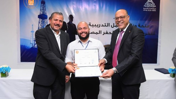 وزير العمل أثناء تسليم الشهادات