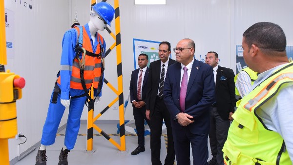 وزير العمل أثناء الزيارة