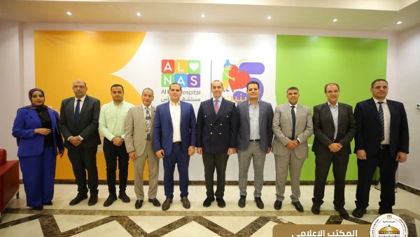 المستشار محمود فوزي، وزير الشؤون النيابية والقانونية والتواصل السياسي، يزور مستشفى الناس