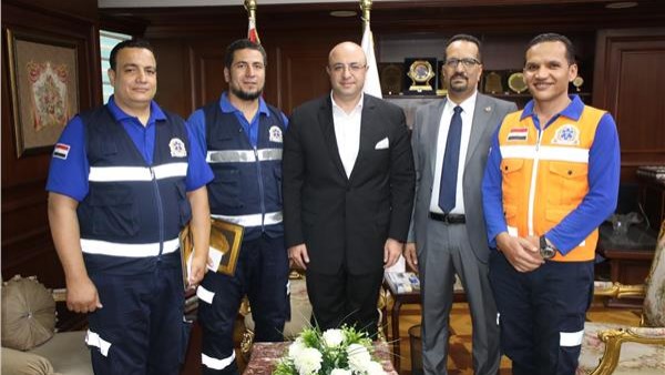  محافظ بني سويف وفريق الاسعاف
