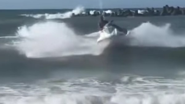 لحظة غرق طلاب في شاطئ العجمي لحظة غرق طلاب في شاطئ العجمي