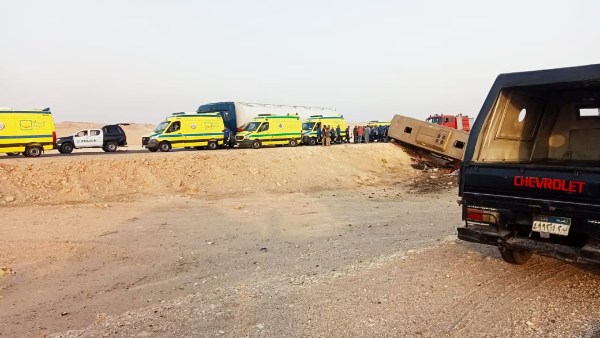 انقلاب أتوبيس تابع لشركة الاتحاد العربي على الطريق الصحراوي الغربي