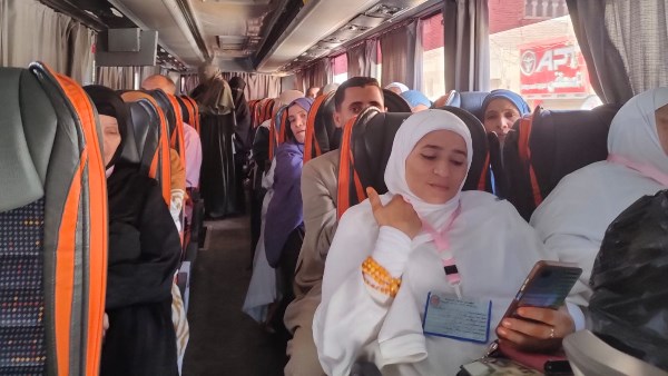 اثناء تحرك المعتمرين من ديروط لمطار أسيوط الدولي